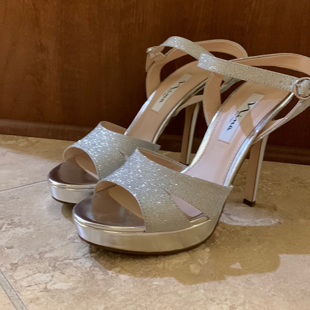 Nina Silver heels size 8 1/2 M